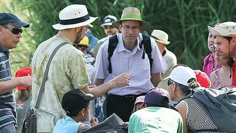 Una vintena de persones participen en el taller d'invertebrats dirigit per Carles Solà.