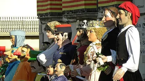Les colles van plantar els gegants a la plaça de l&#39;Ajuntament.