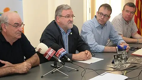 Josep Escolà, amb Fabregat, Solsona i Pérez, en l&#39;acte de cessió.