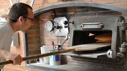 Jesus Querol prepara el forn per elaborar els primers pans del dia.