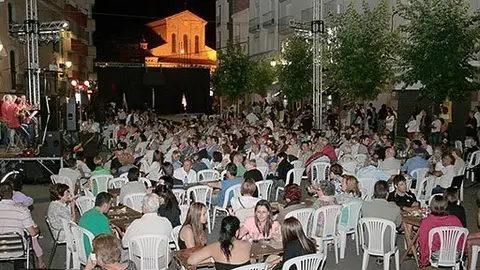 La plaça Manuel Bertrand va acollir els actes previs a l&#39;Open Night de Mollerussa. 