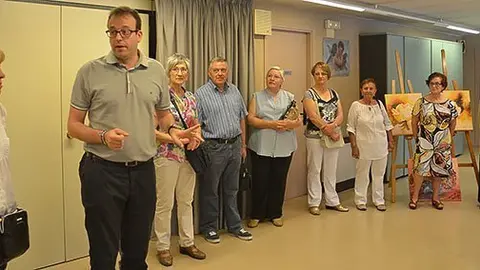 L'alcalde Marc Solsona visita l'exposició de treballs del Casal d'Avis