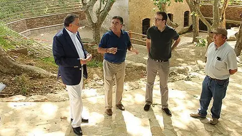 Marc Solsona i membres del consistori visiten la restauració del Salt del Duran.