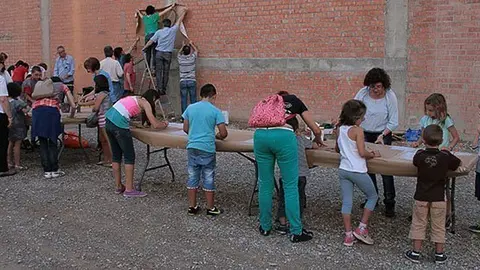 Els participants en l&#39;acció Paraules al mur de Les 4 Llunes preparen les lletres.