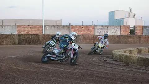 Les primeres voltes d'entrenament al nou circuit de Dirt Track de Castellnou de Seana.