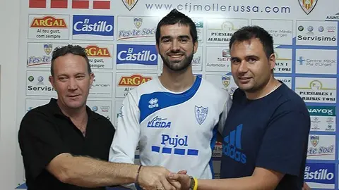 Micky Ramírez amb el preparador Adrià Gabernet i la directiva del club.