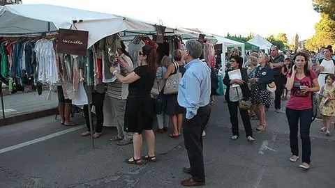 Els comerciants de Mollerussa traslladen les rebaixes a l'avinguda del Canal.