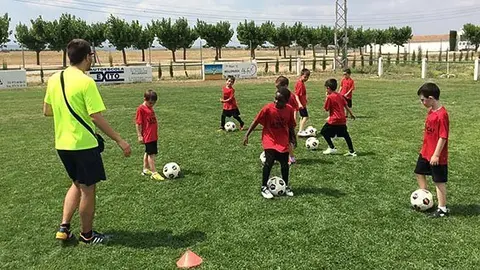 El campus La Toca es realitza als camps de futbol de Miralcamp i del Poal.