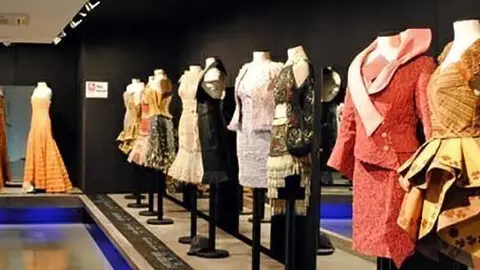 Una mostra dels treballs que es poden veure en el Museu de Vestits de Paper de Mollerussa.