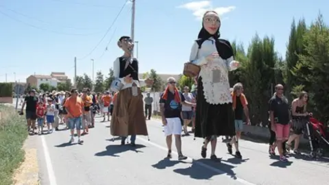 En Roc i na Vicenta es dirigeixen al Pou Bo acompanyats dels Descordats.