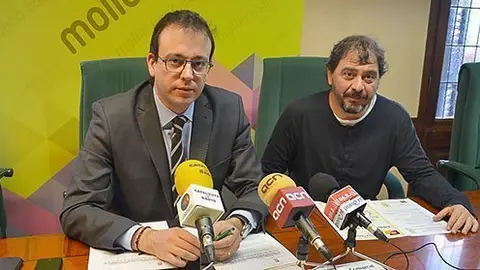 L&#39;alcalde Marc Solsona amb el bibliotecari Josep Miquel Varea.