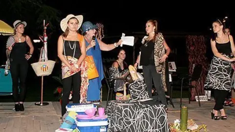 La desfilada i l'aparador dels establiments que van participar en el Mercat a la Fresca.