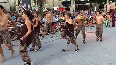 Centenars de persones segueixen les danses i els malabars dels Firals de Bellvís.
