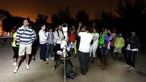 Imatge dels participants en la passada edició de la Nit d'Astronomia de l'Estany.