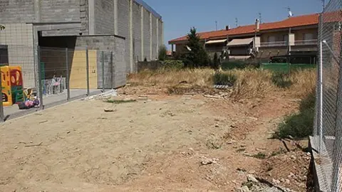 Terrenys en els que s'ha de construir la nova escola El Timó de Sidamon.