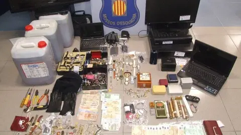 Els objectes trobats dins al domicili dels detinguts.