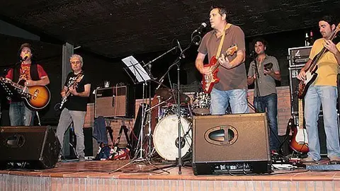 Hash amb alguns dels músics locals que van participar en el concert.