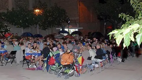 Al voltant de dues-centes persones es van reunir a la plaça Major de Sidamon.