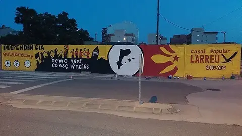 El casal Popular l'Arreu va pintar el mural al mes de març en commemoració del cinquè aniversari.