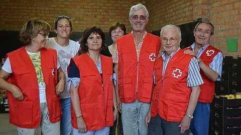 Voluntaris de Càritas i Creu Roja van col·laborar en la distribució dels aliments.