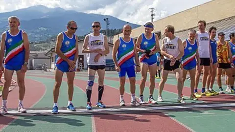 Els atletes dels Esbufecs van representar a Catalunya en el Retro Running World 2014.