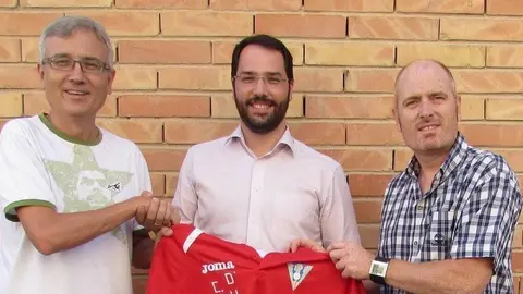 Carles Sorolla amb els directius del Club Esportiu Pla d&#39;Urgell