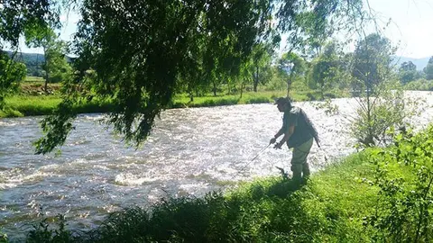 Florenci Cerviño practicant la pesca en un dels rius catalans.