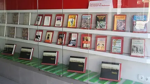 Mostra de publicacions que ha promogut el consistori al carrer Ferrer i Busquets.