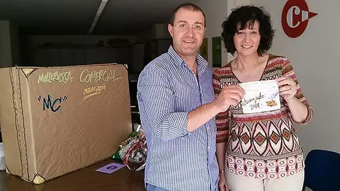 El president Àlex Català lliura el premi a la Carolina Sàrries de Linyola.