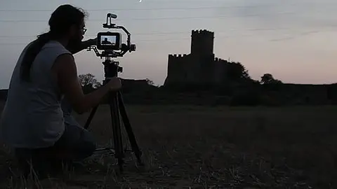 La camera pren les primeres imatges del Castell de les Sitges de Florejacs.