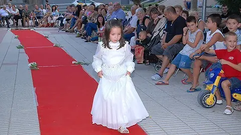 Desfilada de vestits de primera Comunió que es va celebrar a Sidamon.