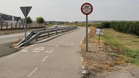 Vial de vianants i bicicletes que condueix al Parc de La Serra.