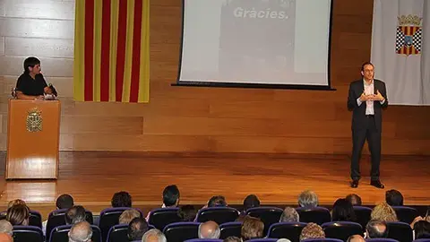 El periodista de l'ACN Oriol Bosch va formular les preguntes del públic a Solsona.