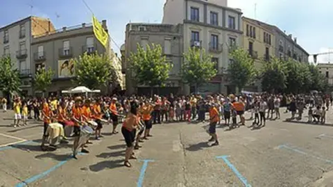 Gegants, bastoners i batucades van amenitzar Lo Vermutet a la plaça Manuel Bertrand.