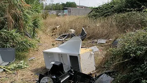 Imatge de les restes que s'acumulen en els voltants de la deixalleria.