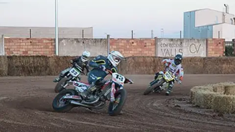 Els primers entrenaments al circuit permanent Dirt Track de Castellnou de Seana.
