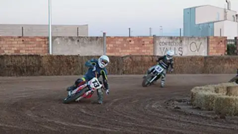 Els primers entrenaments al circuit permanent Dirt Track de Castellnou de Seana.