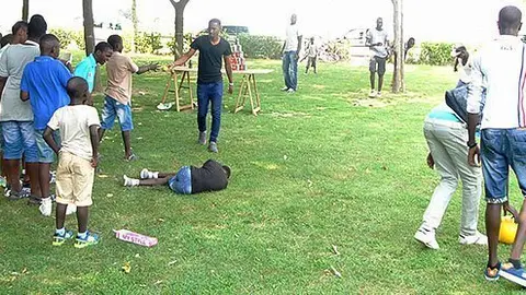 Jocs i convivència amb els nens i nenes senegalesos al Parc de La Serra.