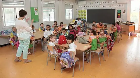 Els alumnes de l&#39;escola Les Arrels comencen el curs en el nou edifici.