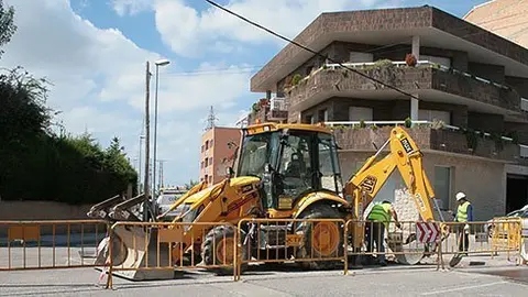 La màquina que realitza els treballs en la carretera del Palau amb carrer de La Mallola.