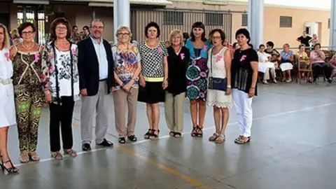 La junta de dones de Fondarella, amb Joan Reñé i Isabel-Cara Simó.