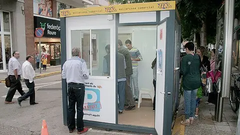 Cues per canviar els tiquets d&#39;aparcament en l&#39;oficina de Mollerussa Comercial.