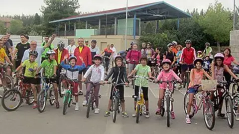 Els participants de la sortida en bicicleta de la sertmana de la mobilitat de Golmés.