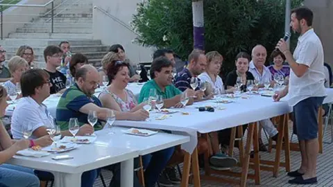 Xavier Ayala condueix el tast i maridatge de Sidamon, organitzat per El Xiringuito de la plaça.