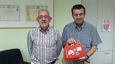 Melcior Claramunt lliura el desfibril·lador al Dr. Joan-Ramon Carrillo.