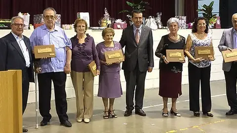 L'alcalde de Miralcamp Melcior Claramunt, lliura els detalls als homenatjats.