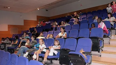 Els primers espectadors de les projeccions impulsades per Mollerussa Comercial.