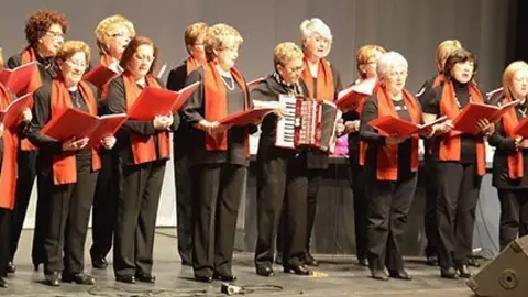 Actuació en el Teatre L&#39;Amistat del conjunt Ressò de l&#39;Albada.