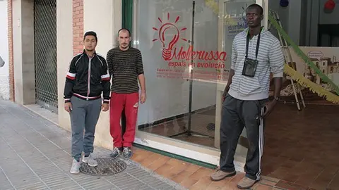 Els tres joves mollerussencs en un dels aparadors del programa Espais en evolució.