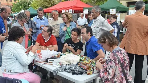 Tallers de treballs manuals amb llanes en la Mostra d'Entitats de Mollerussa.